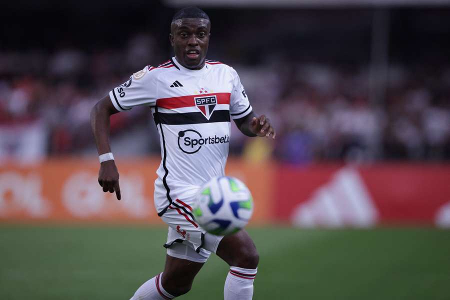 Jhegson Méndez durante uma de suas poucas atuações com a camisa do São Paulo