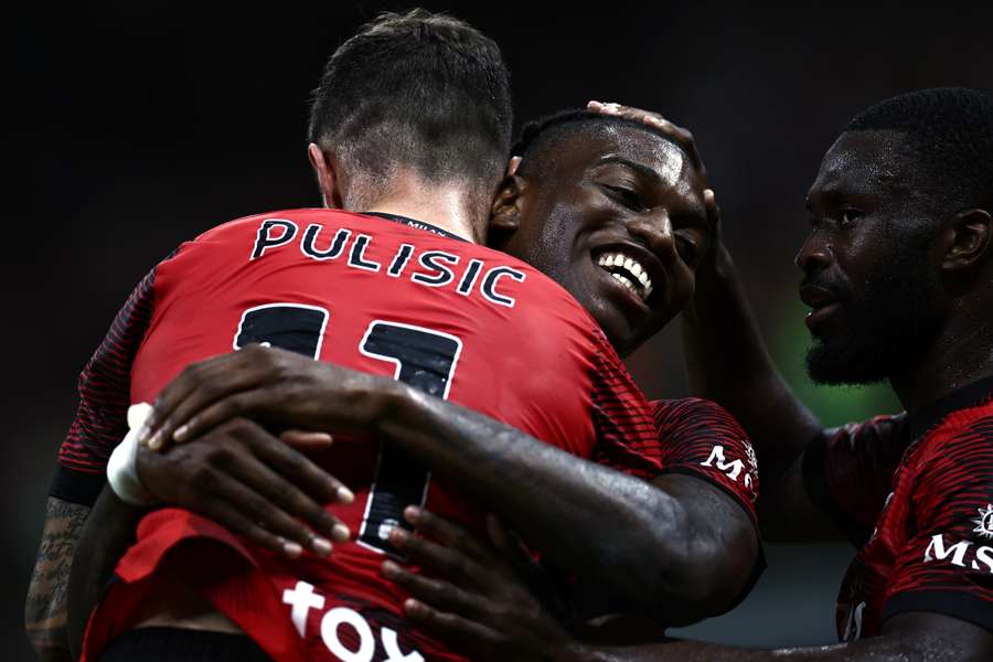 Rafael Leão assistiu Théo Hernández e Pulisic voltou a marcar pela nova equipa