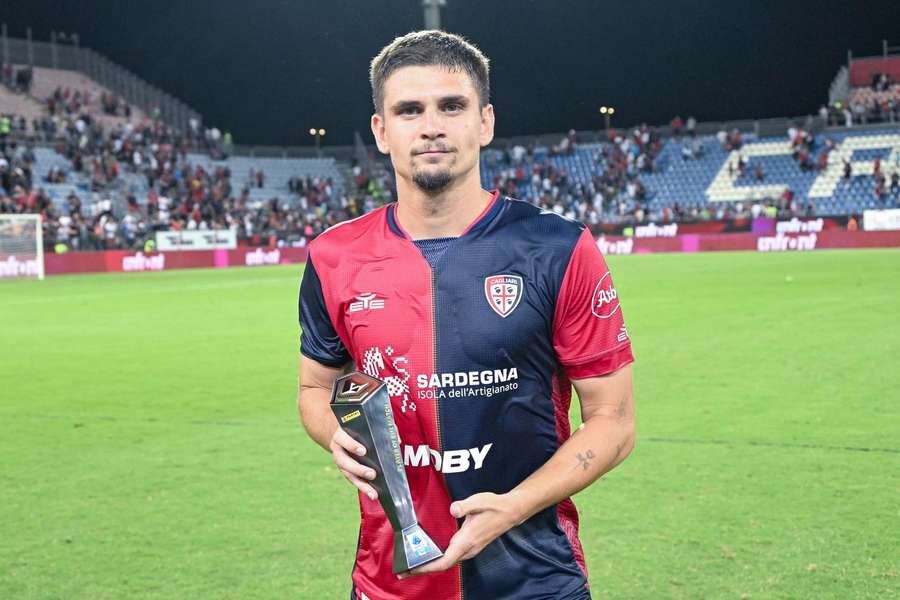 Răzvan Marin cu trofeul MVP