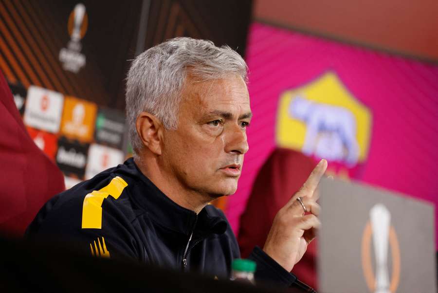 Szef Romy Jose Mourinho rozmawia z dziennikarzami przed półfinałem Ligi Europy z Bayerem Leverkusen.