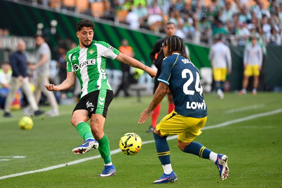 Fornals intenta un pase ante la presencia de Dolan