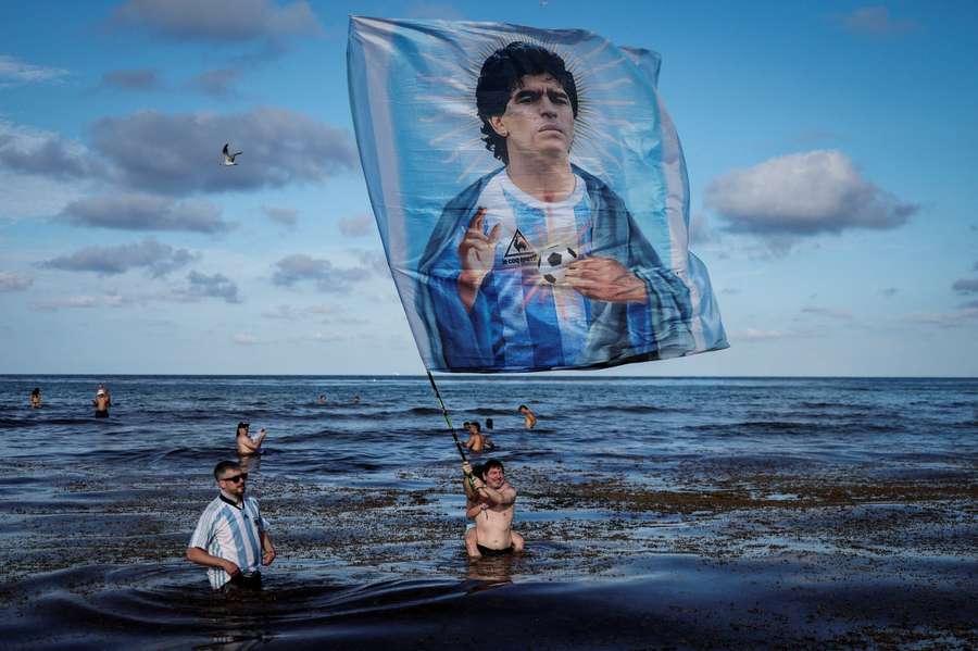 Maradona sigue siendo idolatrado allá donde haya un argentino Maradona sigue siendo idolatrado allá donde haya un argentino