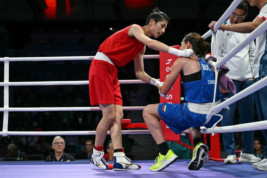 La taiwanese Lin Yu-ting si avvicina alla bulgara Svetlana Kamenova Staneva dopo averla battuta nel quarto di finale di boxe femminile dei 57 kg. 