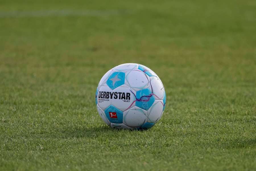 Der Bundesliga-Ball ist ab Freitag wieder im Einsatz.