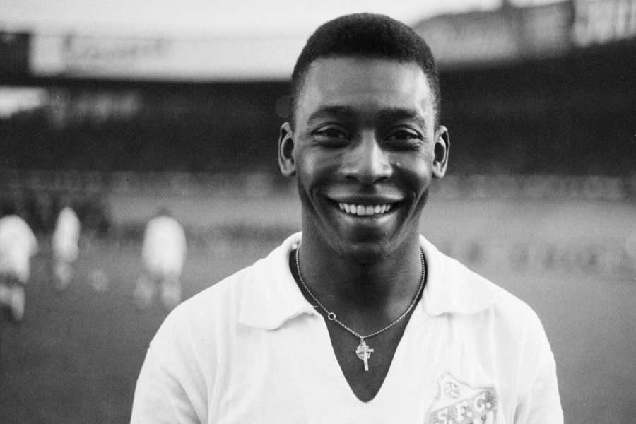 Pelé com a camisa do Santos em 1961; nos Santos seguintes, seria bicampeão do mundo com o time da Vila Pelé com a camisa do Santos em 1961; nos Santos seguintes, seria bicampeão do mundo com o time da Vila