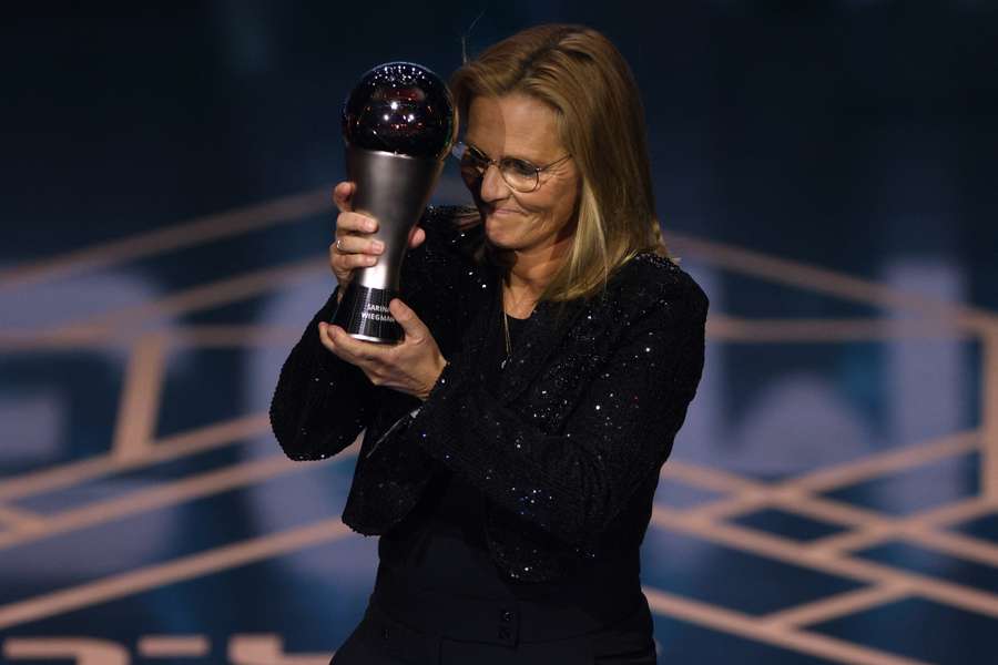 Wiegman met haar vierde trofee voor Coach van het Jaar bij de vrouwen