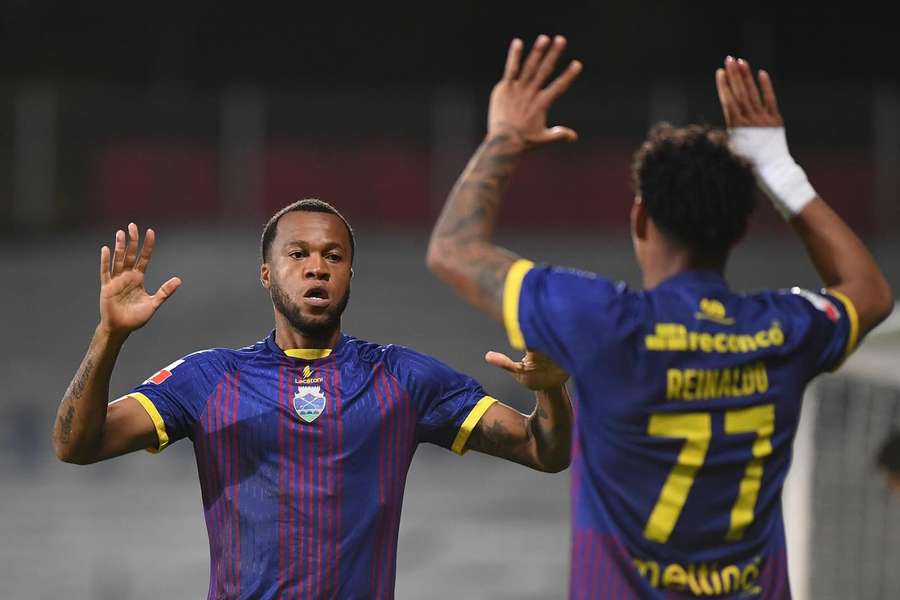 Reinaldo abriu o marcador de penálti