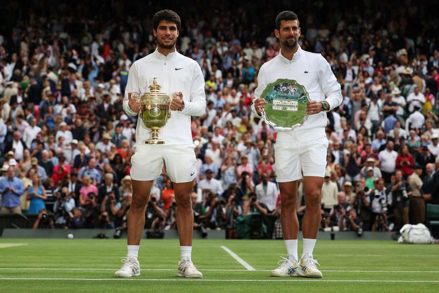 Djokovic y Alcaraz se saludan durante el torneo de Wimbledon