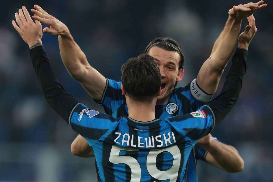 De Roon świętuje drugiego gola z Nicolą Zalewskim