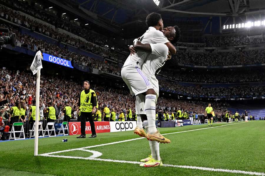 Vinicius e Rodrygo festejam o golo do Real Madrid na primeira mão das meias-finais do ano passado