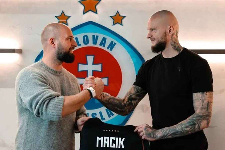 Matúš Macík (vpravo) s šéfem Slovanu Ivanem Kmotríkem mladším