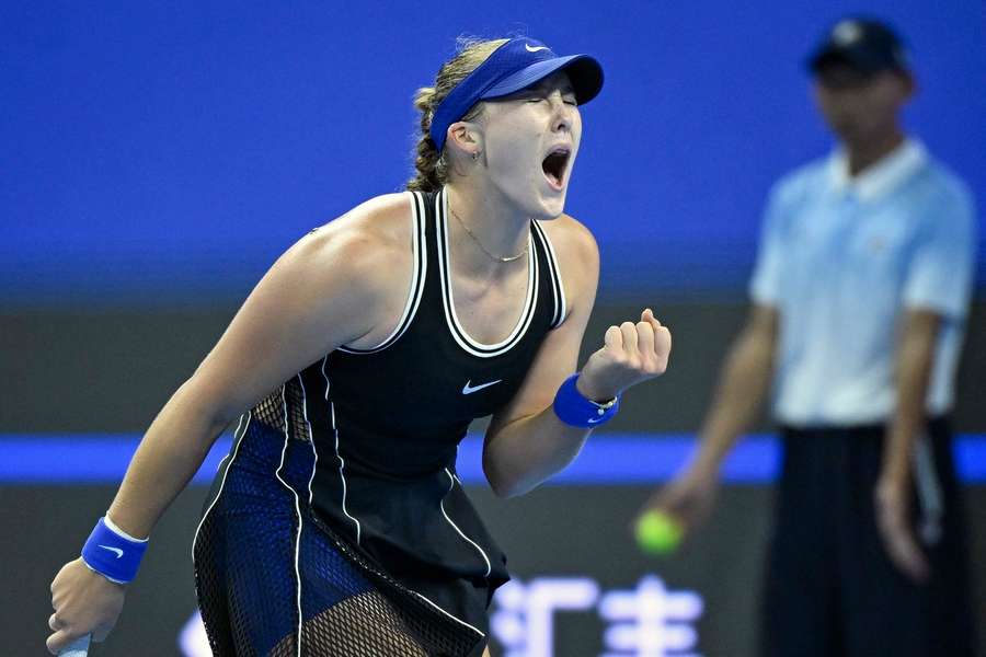 Mirra Andrejevová si o postup do finále zahraje s Nikolou Bartůňkovou.