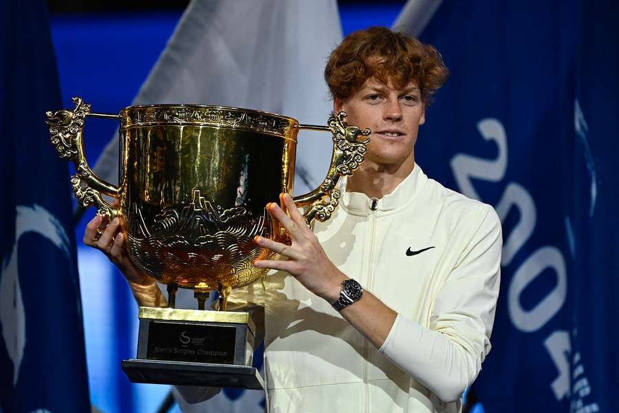 Sinner com o troféu do ATP 500 de Pequim