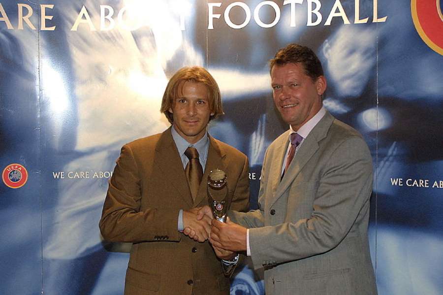 Mendieta received the UEFA award for best midfielder in the 2000-2001 season