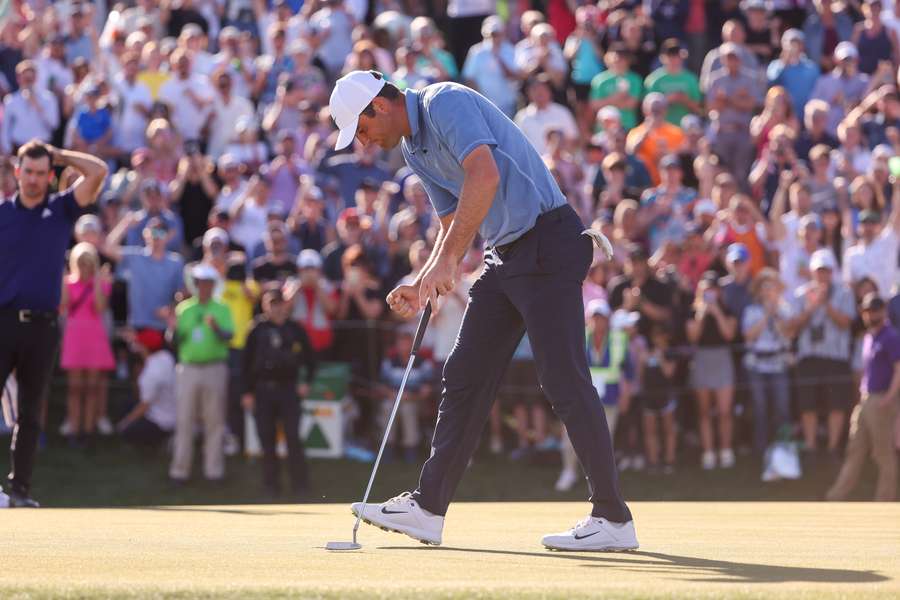 Scottie Scheffler celebrates winning on the 18th green