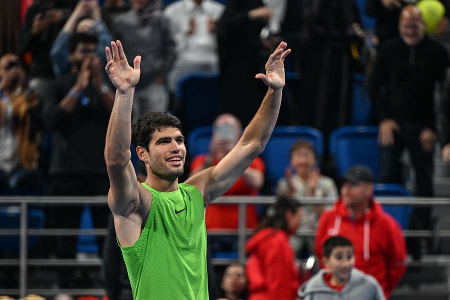 Carlos Alcaraz slaví postup do druhého kola turnaje v Dauhá.