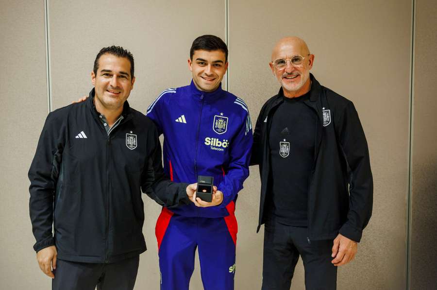 Pedri, con su insignia por sus 25 partidos con la selección absoluta