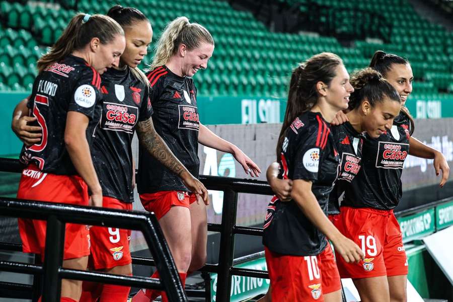 Jogadoras do Benfica festejam golo de Nycole