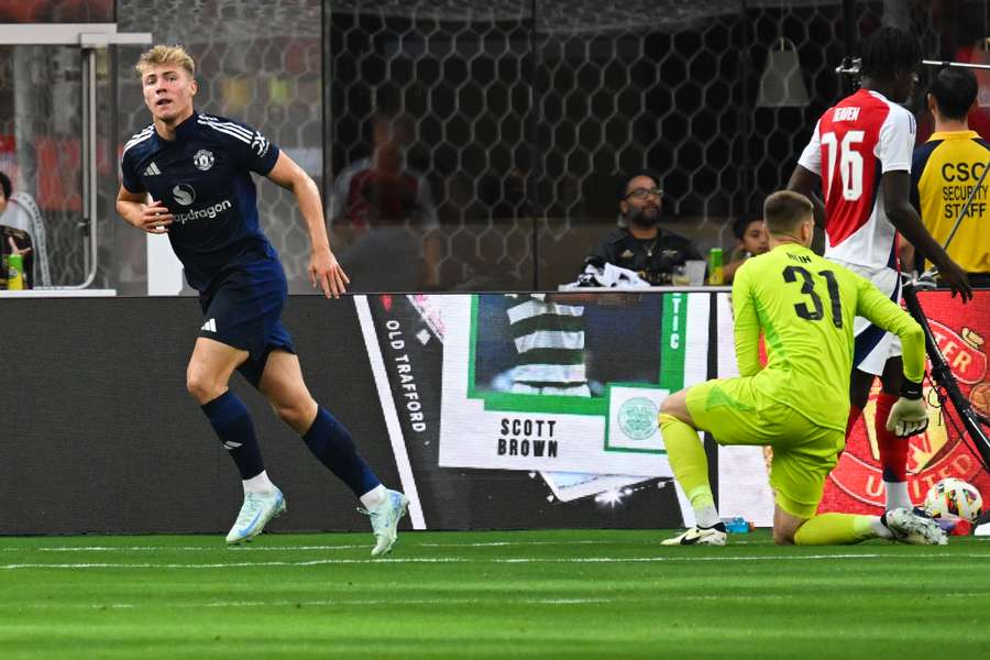 O avançado dinamarquês #09 do Manchester United, Rasmus Hojlund (L), reage após marcar um golo durante o amigável de pré-época do clube