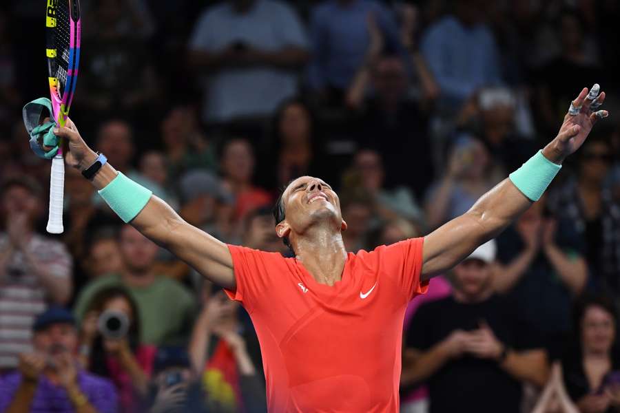 Emotionele Rafael Nadal trots bij terugkeer op tennisbaan na bijna een jaar blessureleed