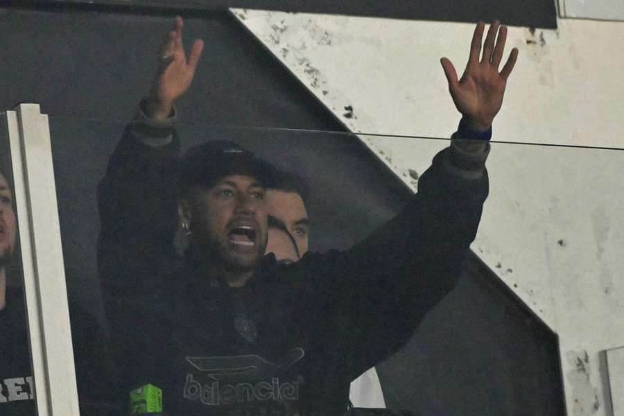 Neymar num dos camarotes da Vila Belmiro