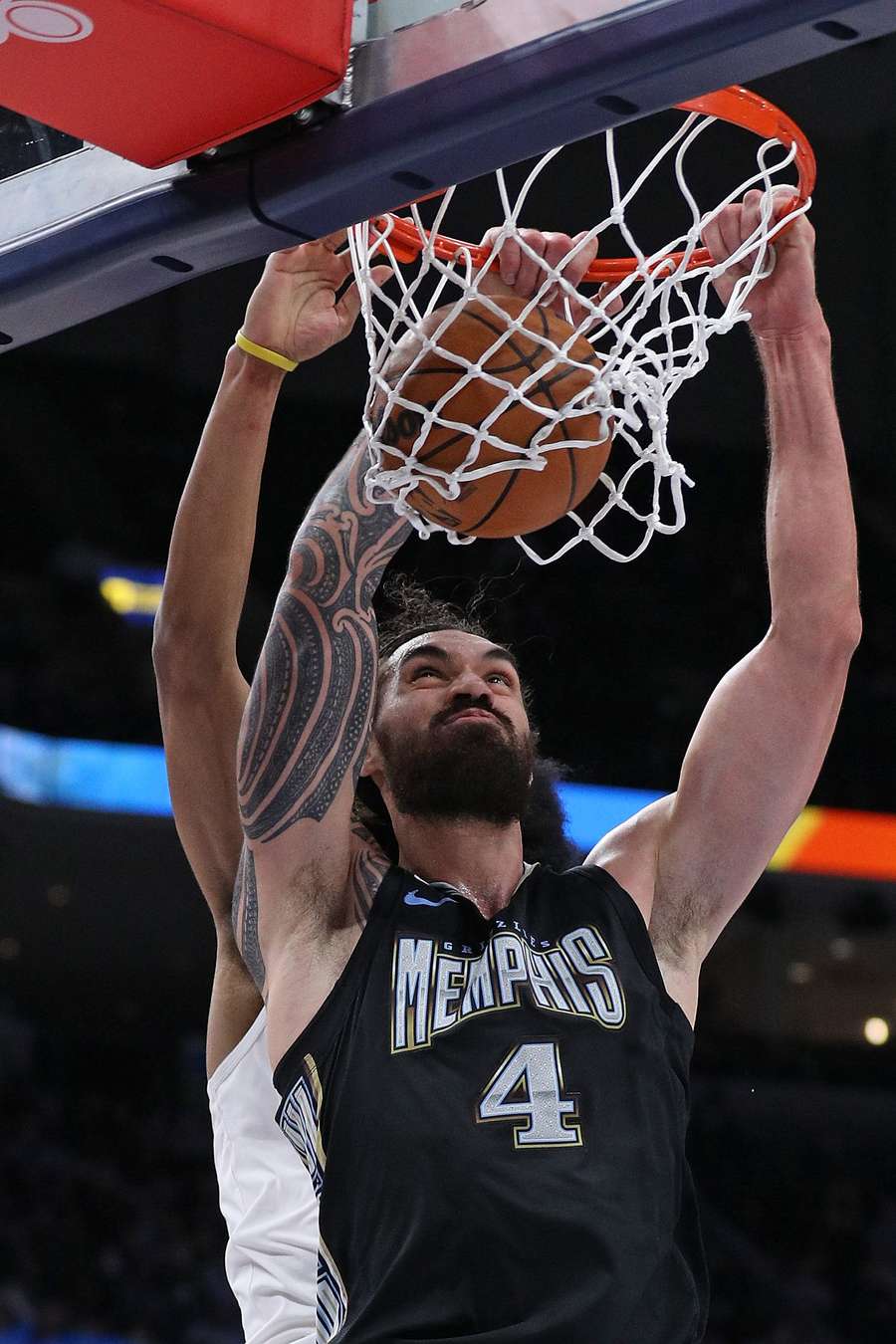  Steven Adams #4 of the Memphis Grizzlies dunks during the second half of the game