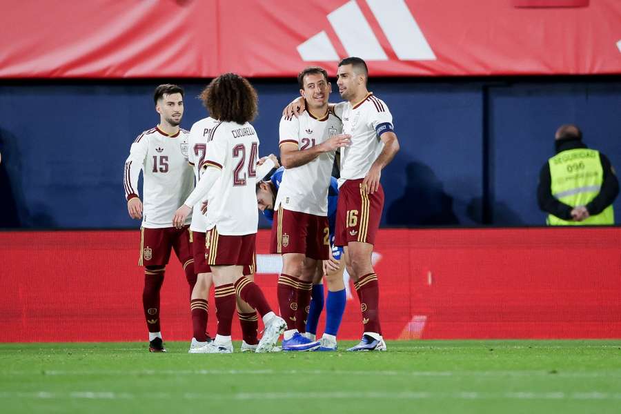 Rodri, Cucurella y Baena celebran con Oyarzábal uno de sus dos goles