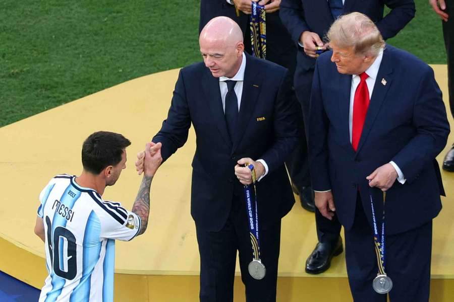 Infantino e Trump ao lado de Messi Infantino e Trump ao lado de Messi