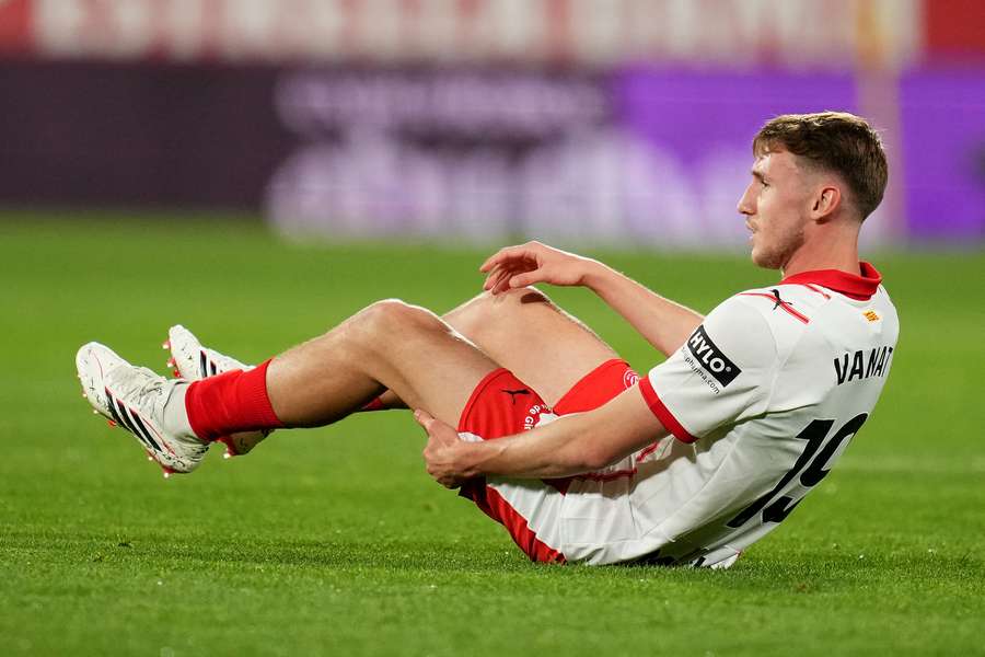 Vanat, llevándose la mano a la zona lesionada