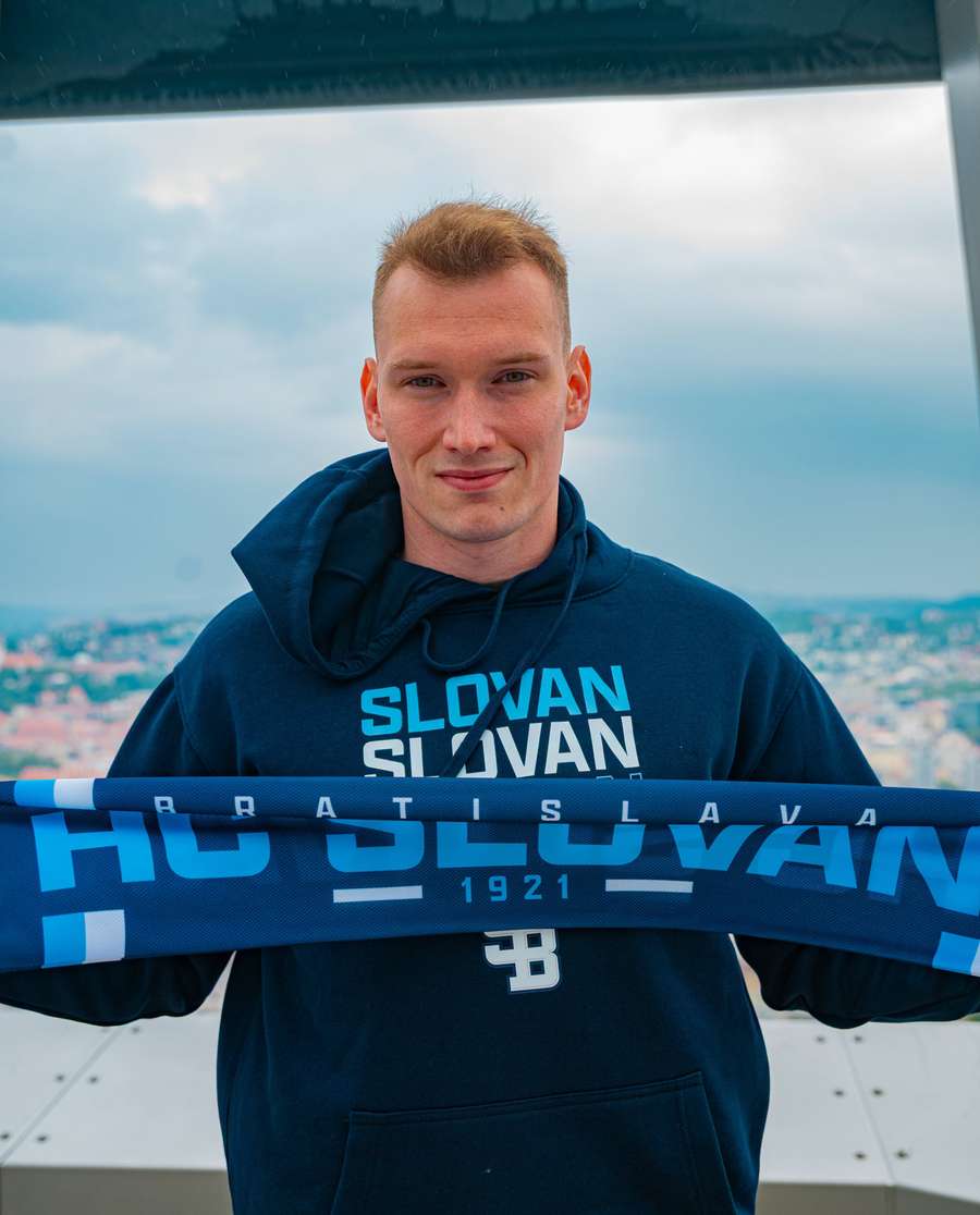 Buček vo farbách Slovana. Buček vo farbách Slovana.