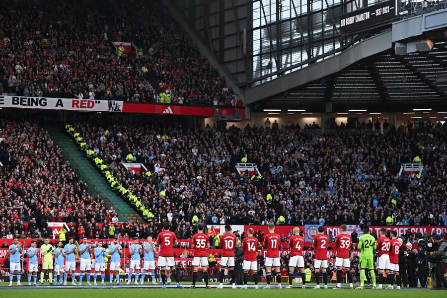 Players observe a minute's applause for legendary United midfielder Bobby Charlton ahead of kick-off