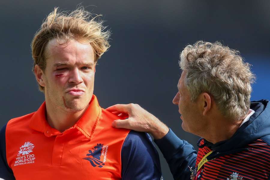 De Nederlandse topspeler Bas de Leede werd tijdens de T20 World Cup, vorig jaar oktober, nog geraakt door een bal