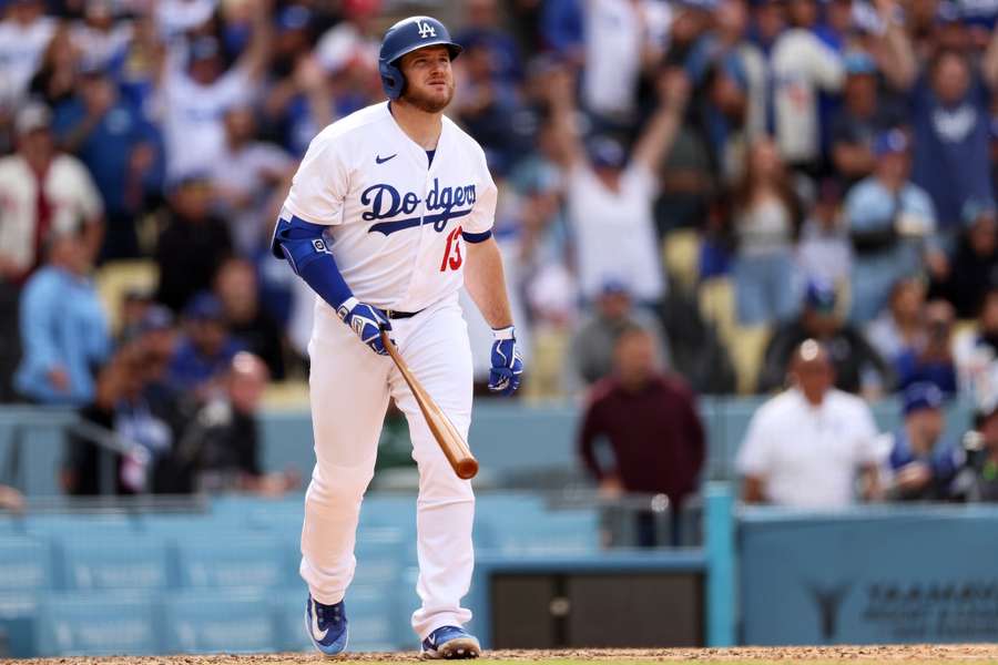 Max Muncy kijkt zijn game-winnende homerun na