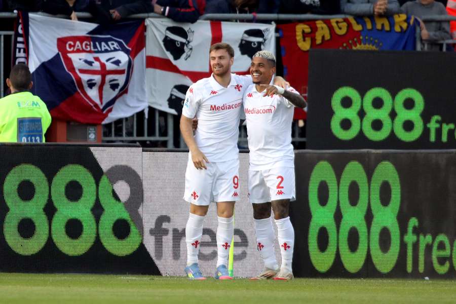 Lucas Beltran esulta per il gol segnato contro il Cagliari