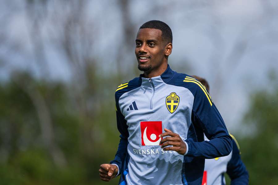 Isak, tras jugar con Suecia, espera debutar con el Liverpool