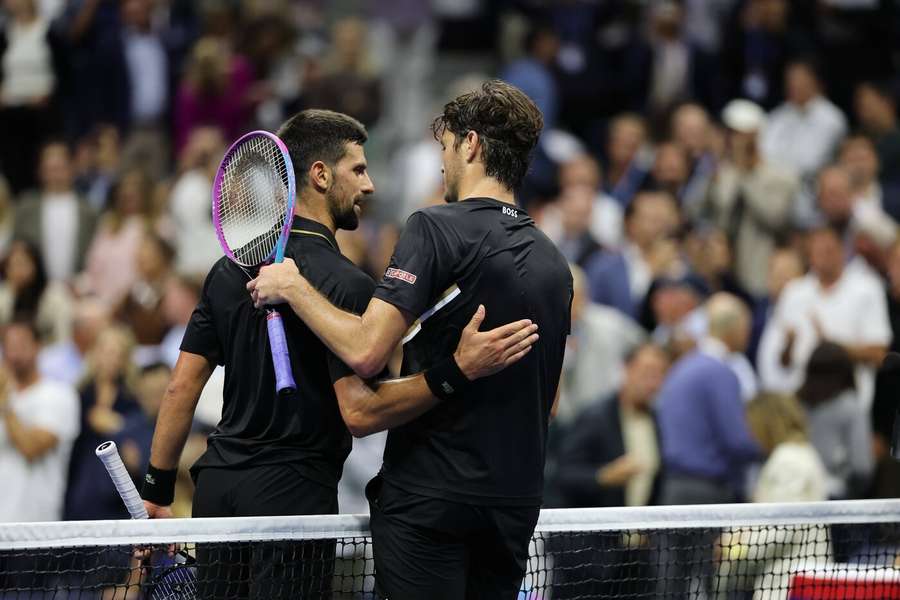 Novak Djokovič a Taylor Fritz po zápase na letošním US Open.