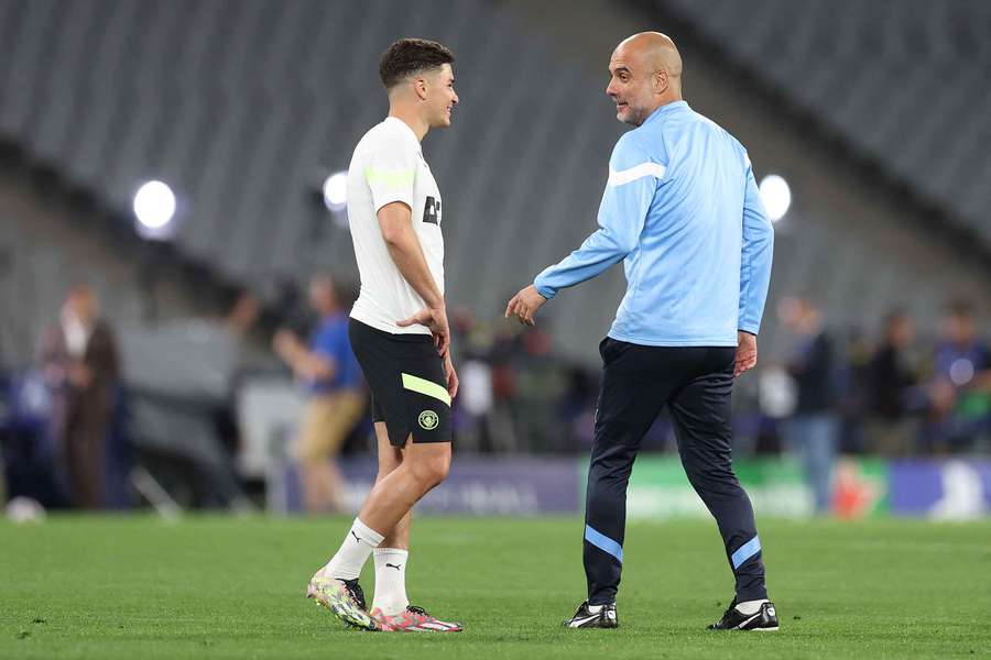 Julian Alvarez e Pep Guardiola