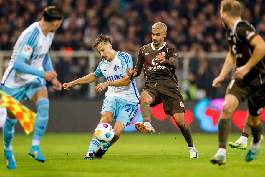 Schalkes Cedric Brunner (am Ball) im Zweikampf mit Elias Saad.