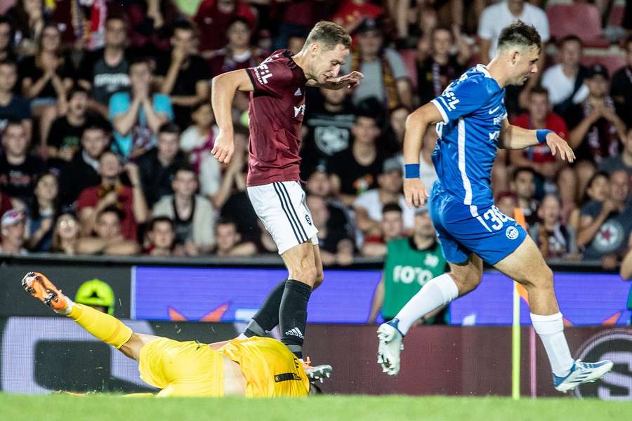 Kuchta se k míči nedostal a šlápl Olivieru Vliegenovi na hlavu.