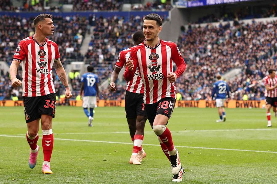 Le Fee celebrates against Everton