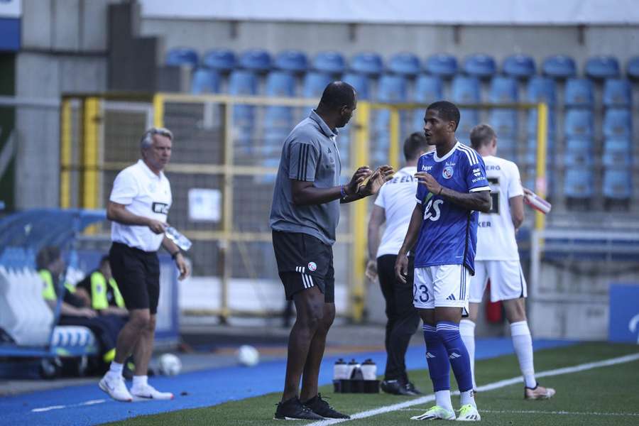 Ângelo conversa com Patrick Vieira