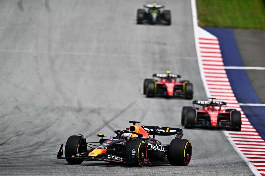 Carlos Sainz (2. Position) und Charles Leclerc (3.) müssen sich hinter Max Verstappen einordnen.