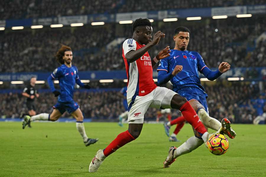 Bukayo Saka au duel avec Wesley Fofana.