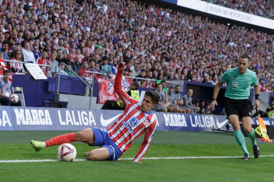 Giuliano Simeone, na jogada que deu origem ao golo do 2-1