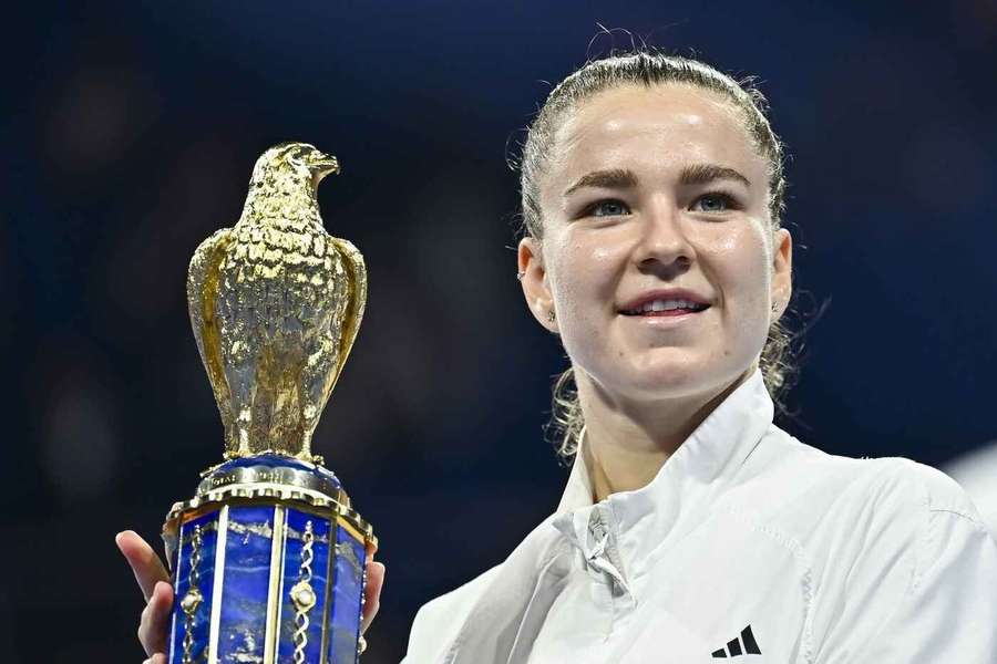 Muchova posa con el trofeo en Doha