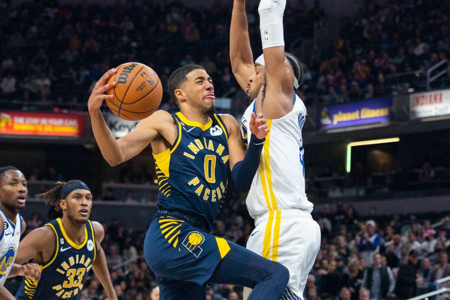 Haliburton shoots against Golden State Warriors guard Moody