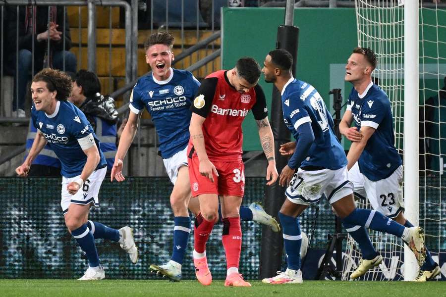 Los jugadores del Leverkusen, hundidos mientras el modesto Arminia celebra su pase a la final