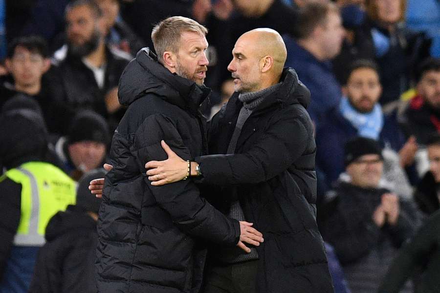 Pep muntert nach Spielende seinen Amtskollegen Graham Potter (links) auf