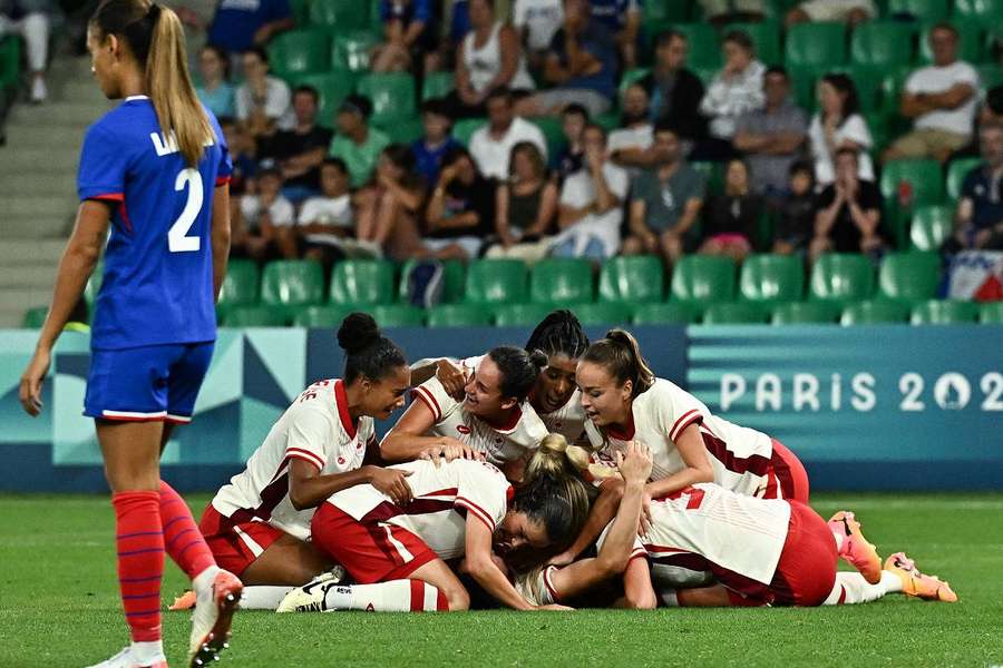 Les Bleues ont été battues par les tenantes du titre canadiennes ce dimanche. 