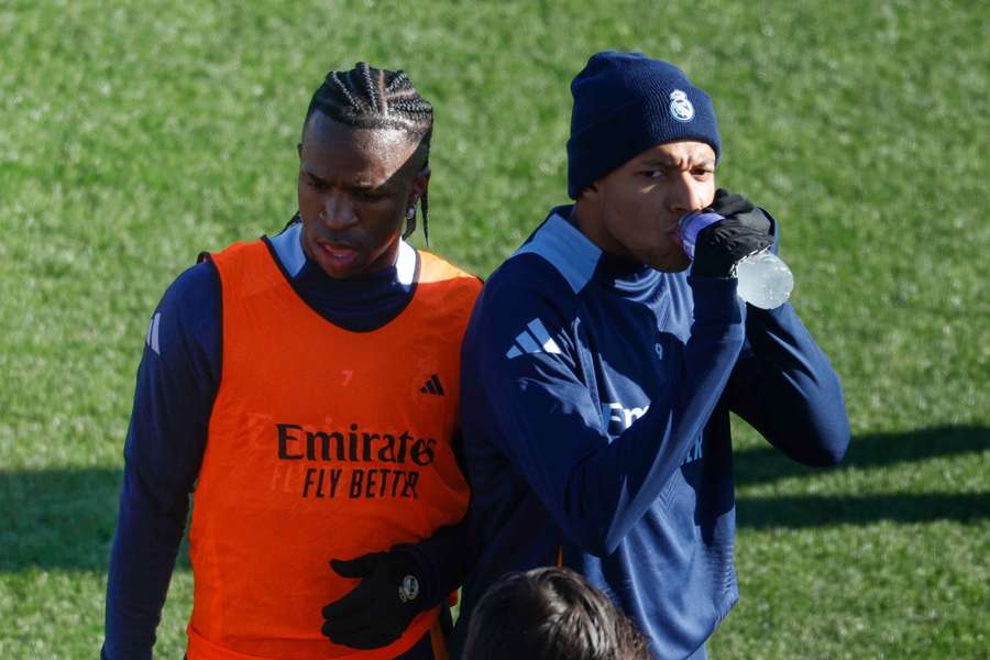 Vini Jr (esq.) e Mbappé fazem a 1ª partida do ano nesta sexta